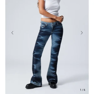 Blå bootcut jeans med mönster - Snygga blå bootcut jeans med ett unikt mönster. De har en låg midja och klassisk femficksdesign. Perfekta för en trendig look. Från weekday slutsålda. Säljer direkt för 550
