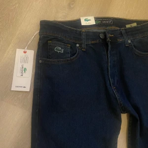 Mörkblå jeans från Lacoste - Snygga mörkblå jeans från Lacoste. Helt nya. Dem är Slim vid fötterna. Typ mjukt material