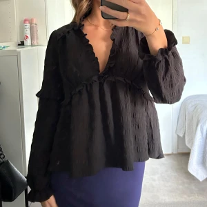 Svart blus  - Jättefin blus från NA-KD, perfekt till våren! 
