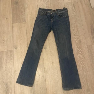 Blå jeans från Zara - Snygga blå jeans från Zara med klassisk design. De har en bootcut-stil och är tillverkade i ett bekvämt denimtyg. Perfekta för en avslappnad look.
