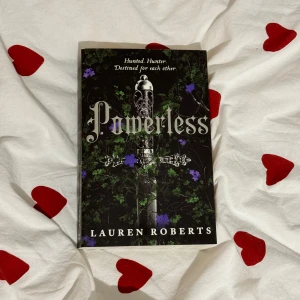 Powerless - Perfekt för dig som gillar fantasy, romantik och äventyr. Nyskick!