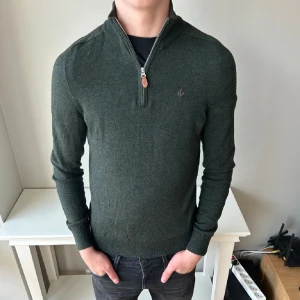 Grön Morris halvzip - Säljer denna sköna mörkgröna merinoulls halvzipen från Morris, skriv om du har minsta fundering!