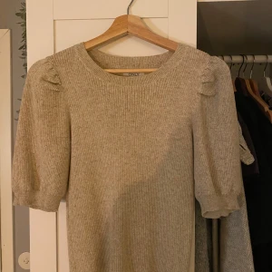 Beige ribbad tröja från ONLY - Säljer beige ribbad tröja från ONLY.  Inga defekter över huvud taget. Legat och samlat damm i garderoben och har inte kommit till användning och har inga som helst tecken på det heller. Bra kvalitet och ger fin figur. Skriv och fråga om fler bilder!💕