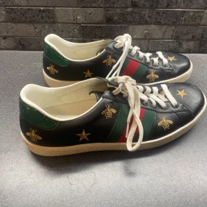 Gucci skor - Gucci Ace Bees and Stars Embroidery Leather Stripe Sneakers
