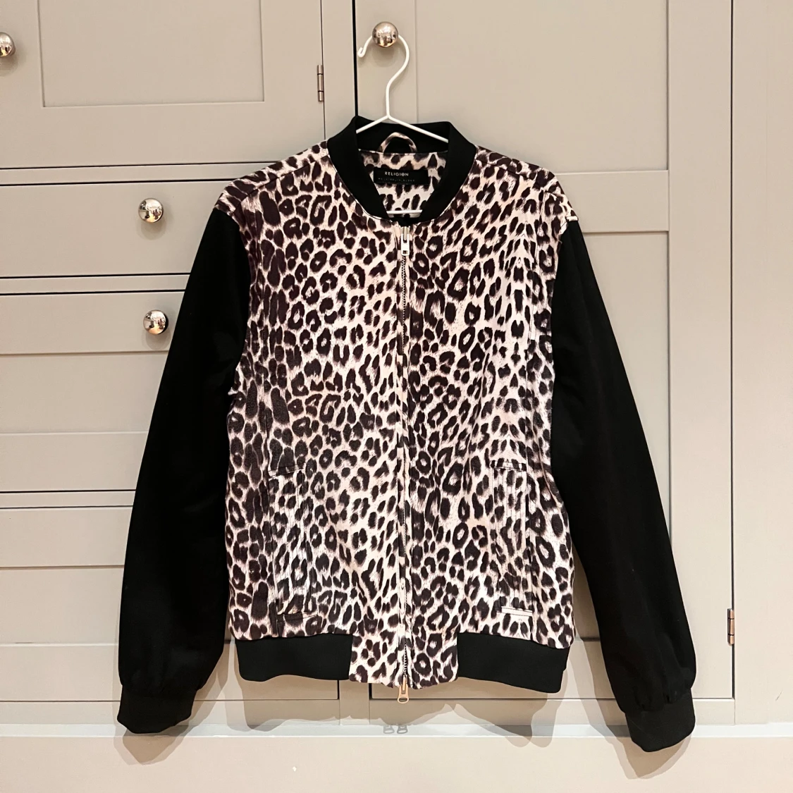 Leopard jacka, Religion 