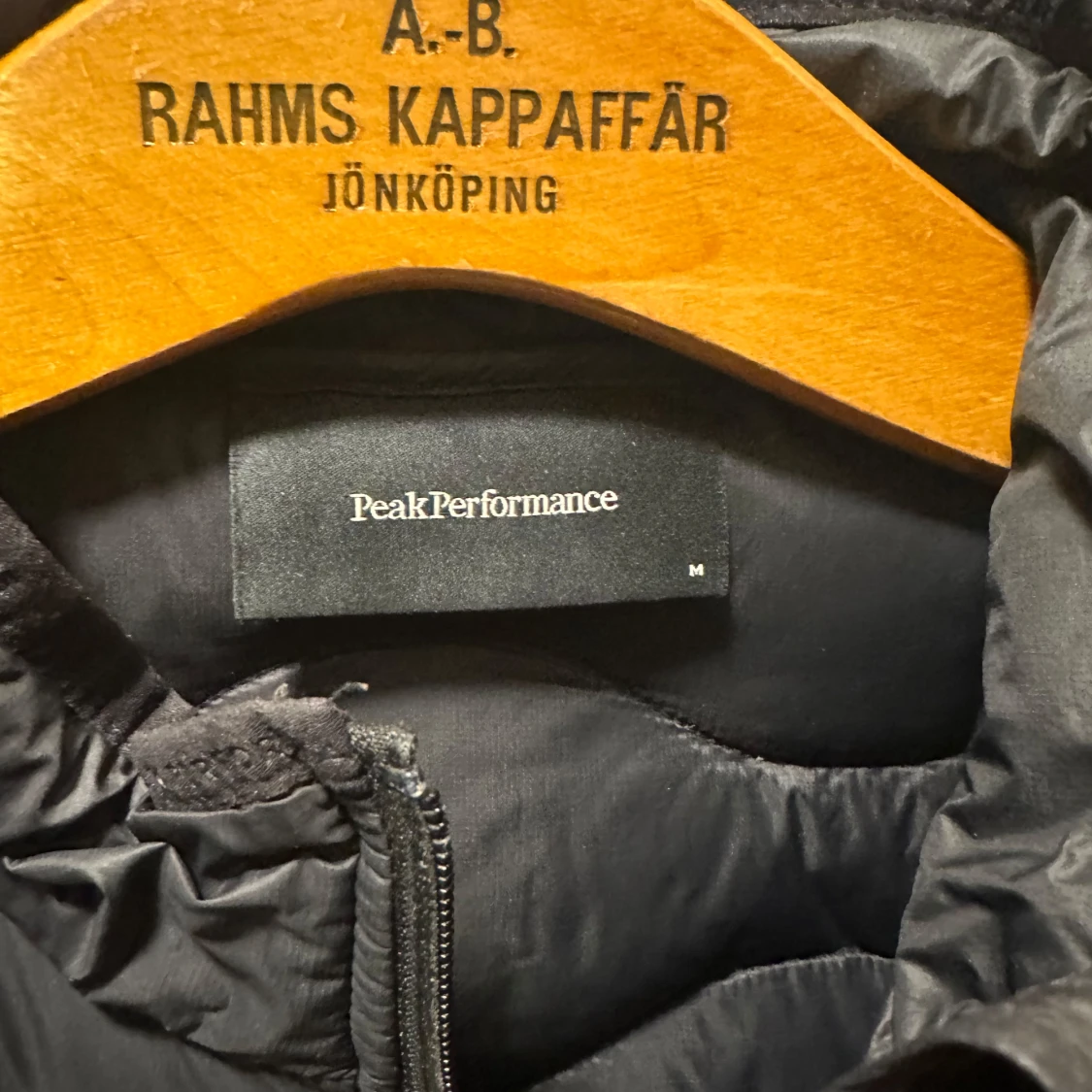 Svart dunjacka från Peak Performance - 1