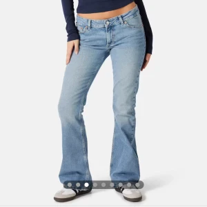 Bootcut jeans - Snygga ljusblå bootcut jeans från Junkyard. Använda men ändå i bra skick. Sista bilden är min. Nypris 599kr 