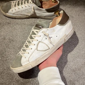 Philippe Models - Bra skick, storlek 44. Sällsynt modell med loggan på undersidan av sulan. Hör av dig vid frågor eller Funderingar!🙌