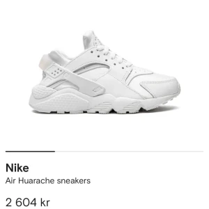Nike Air Huarache sneakers - Säljer ett par stilrena och bekväma Nike Air Huarache sneakers i helvitt. Skorna har använts, se bilderna för skick