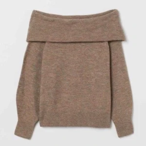 Beige offshoulder tröja - Jättefin stickad tröja från hm, tröjan är off shoulder och i färgen brun💗
