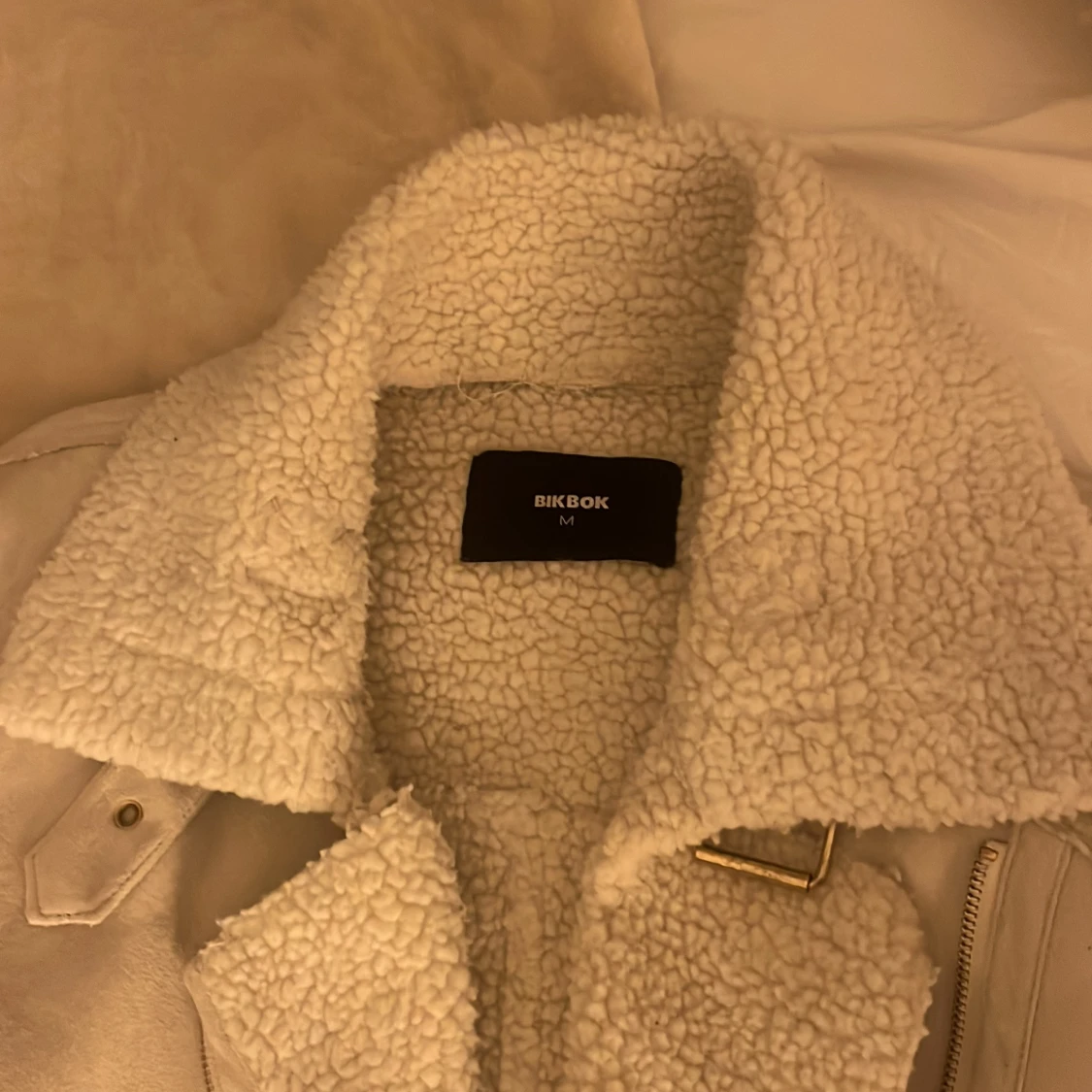 Beige jacka med foder från Bikbok - 4