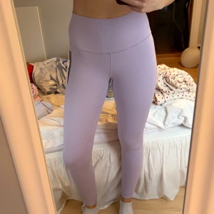 Lululemon tights - Säljer ett par oanvända ljuslila leggings från Lululemon, modellen Align HR Pant 28". De är högmidjade och tillverkade i ett mjukt och stretchigt material som ger en skön passform. Lite förstora på mig. Som längdreferens är jag 175cm. Köpta för ca 1000kr. Använd gärna ”köp nu”