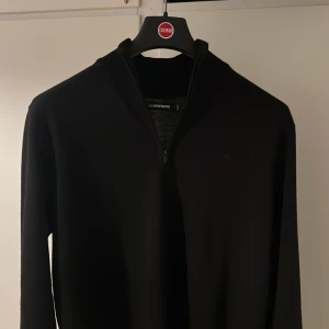 J Lindeberg half zip  - Säljer en snygg oanvänd halv zip tröja från J Lindeberg. Den är köpt nyligen och har aldrig används. Kvitto finns. 