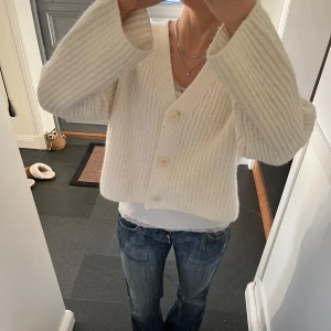 Vit stickad kofta  - Vit stickad kofta från EVEN&ODD i fint skick, kan inte hitta storlek men skulle säga S/M. Använd gärna köp nu!