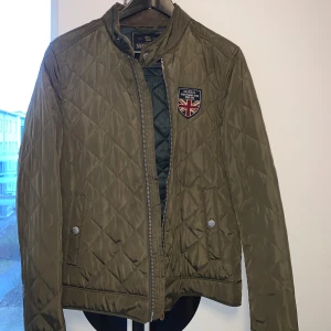 Morris jacka - Säljer en snygg olivgrön quiltad jacka från Morris i storlek Xsmall men sitter som en Small. Passar dig som är nogurlunda kortare/mindre då jag hade jackan när jag var yngre. Nypris 3000kr. Skick 8/10. Perfekt för höst och vår!🍂