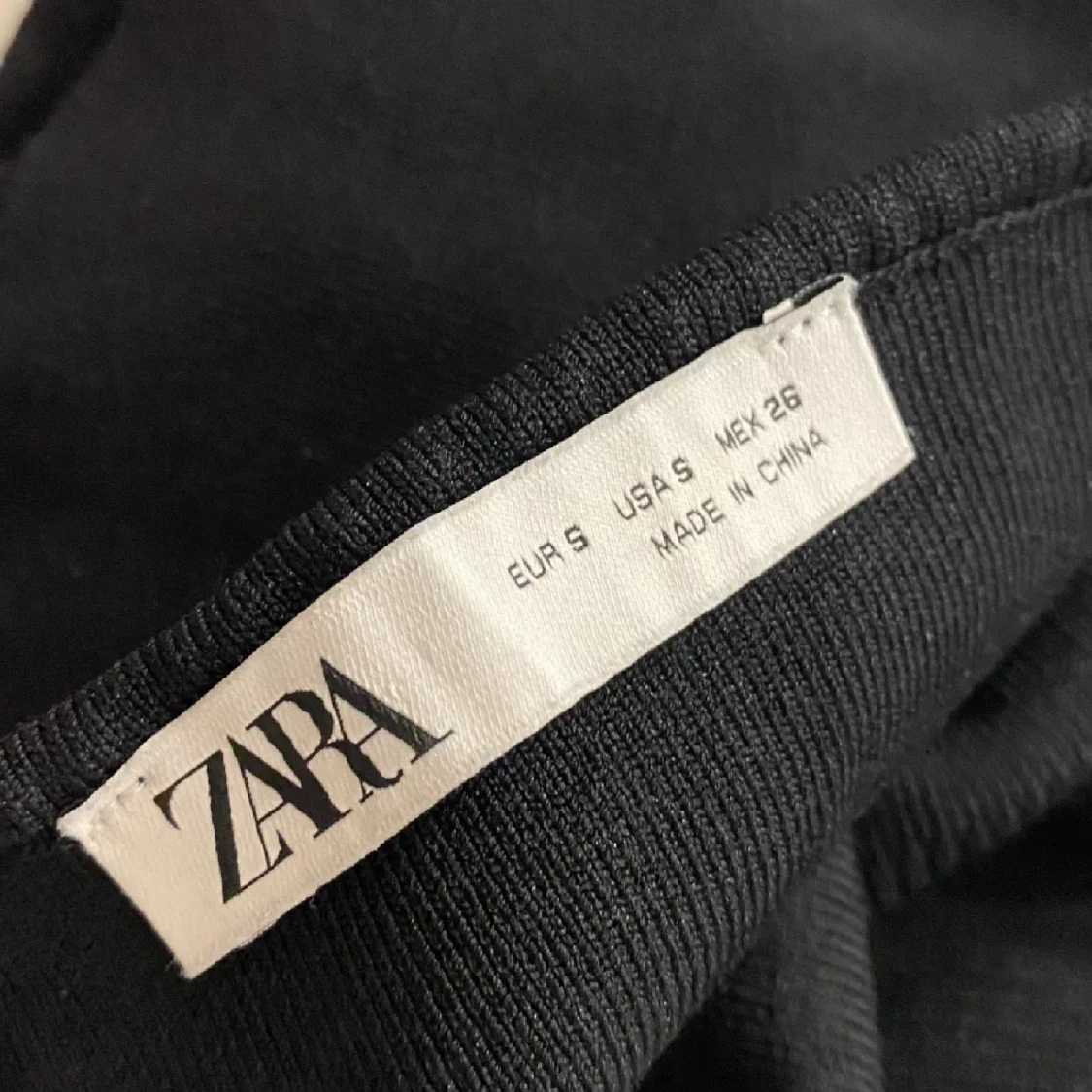 Svart ribbad linnetopp från Zara - 2