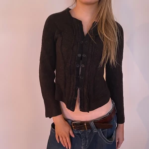 Vintage kofta/tröja från Marc Cain - Vintage brun ull kofta från Marc Cain! Passar s-xs, går även att göra tajtare med rosetten där bak🙌🏼Bara att skriva om ni undrar nått!