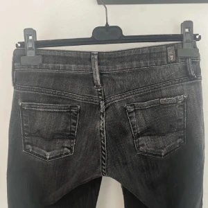 Svarta jeans från 7 For All Mankind - Säljer dessa jättesnygga svarta, lågmidjade bootcut jeans från 7 For All Mankind. De har inga tecken på användning🌟Pris kan diskuteras🌟
