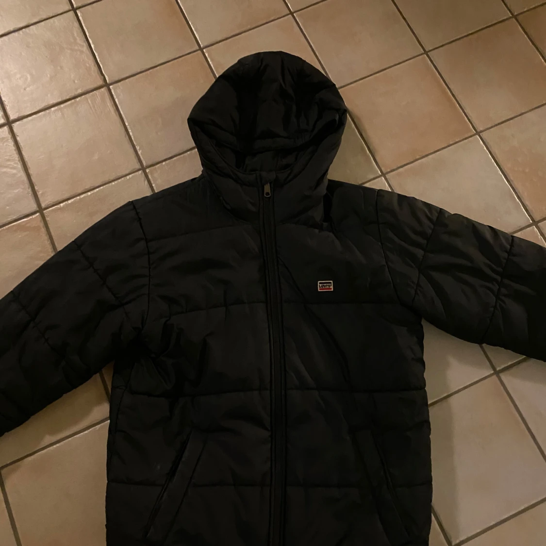 Svart pufferjacka från Levi's - 1