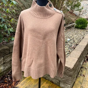 Polotröja  - Såå snygg polotröja med knappar på axeln! Är 165 och den passar mig bra i längden då den blir lite oversized