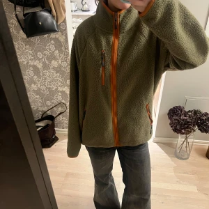 Fleecejacka - As najs fleece som passar nu till skidsäsong! Älskar färgcombon! Jag är 171cm som referens!!