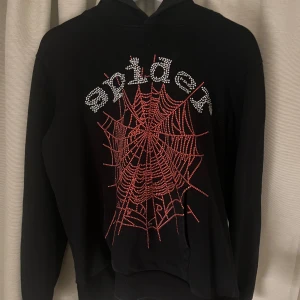Svart hoodie från spider - Snygg svart hoodie från spider säljer den för den är för liten använd nån gång och pärlorna håller väldigt bra