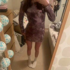 Lila sammetsklänning - Säljer en skit snygg party klänning som är perfekt för fester eller uppklädda tillfällen. Den har en dragkedja på baksidan och har lite extra puff i axlarna. Den är tyvärr för kort för mig men om någon är intresserad kan pris diskuteras💗Obs! Om ni ser ett konto med likadana kläder som jag säljer är det förmodligen mitt gamla konto som inte fungerar längre!