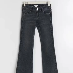 Low waist bootcut jeans - Super fina low waist bootcut jeans, ifrån Gina. Storlek 152💗💗Super fint skick❣️skriv priv för fler bilder, de har fickor där bok med knapp💗