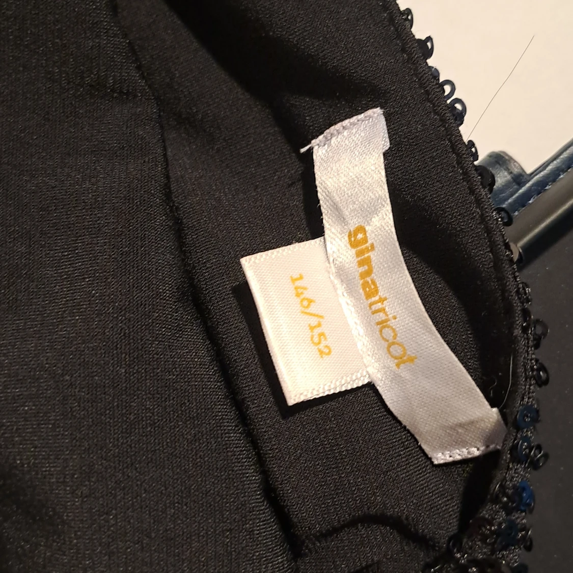 Svart paljettlinne från Gina Tricot - 2