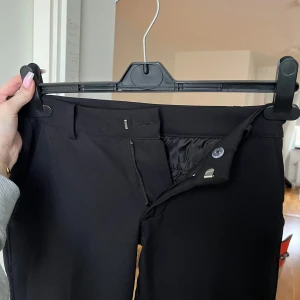 Kostymbyxor från Bikbok - Säljer mina favoritbyxor från bikbok i modellen Vera. De är lågmidjade och har en slits nere vid foten i storlek 34. Nypris är 499kr. Skriv om du har frågor💕