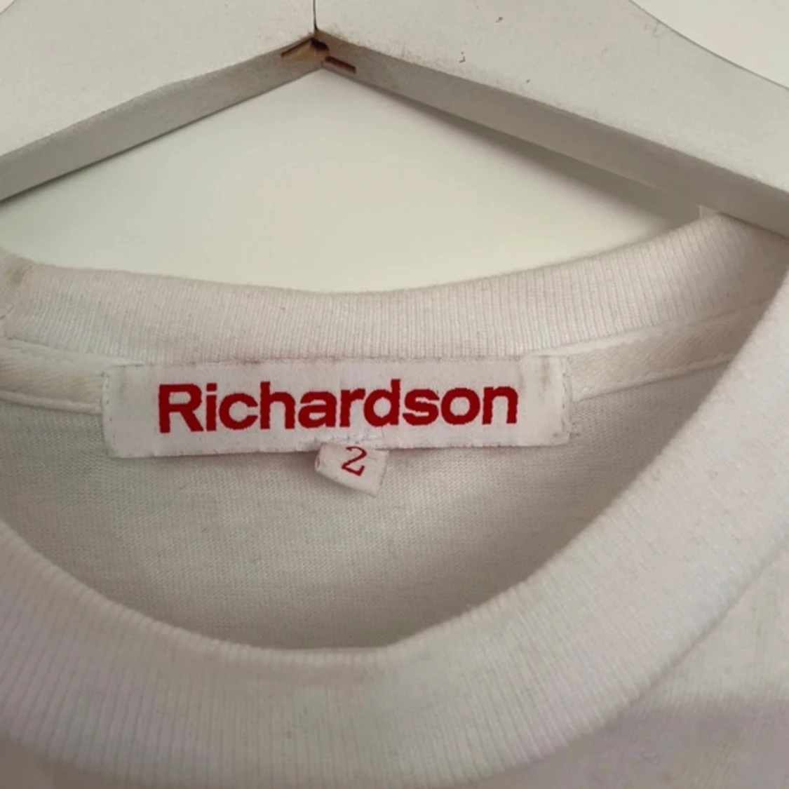 Vit t-shirt med tryck från Richardson - 1