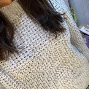 Beige stickad tröja - Säljer en mysig ljusblå stickad tröja med lång ärm och rund hals. Perfekt för kyliga dagar och enkel att matcha med olika outfits. Tröjan har en klassisk design som passar till många tillfällen.