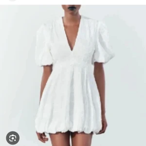 Studentklänning med puffärmar - Säljer nu min studentklänning, använd en gång💕