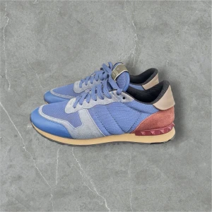 Valentino rockrunners  - Valentino rockrunners i storlek 42 Skick 8,5/10 Pris 1699kr | Ingår Endast skorna Snabb affär = bättre pris 