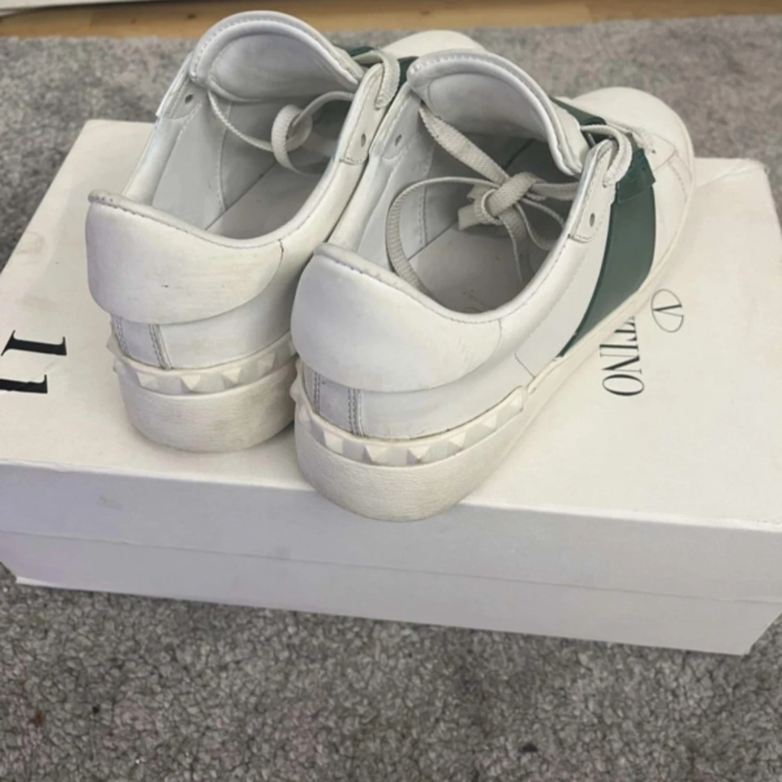 Valentino skor med grön detalj - 1