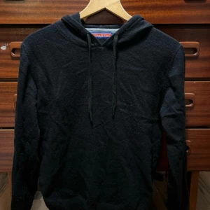 Svart Kashmir hoodie  - Storlek s