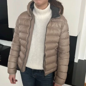 Colmar jacka - Säljer nu min fina colmar jacka då den blivit för liten! Den är storlek 42 i italiensk storlek vilket motsvarar storlek S. I fint skick men har några fläckar men med en kemtvätt ser den nog ut som ny! Säljer för 1599kr, nypris 5000kr!🤍🫶🏽