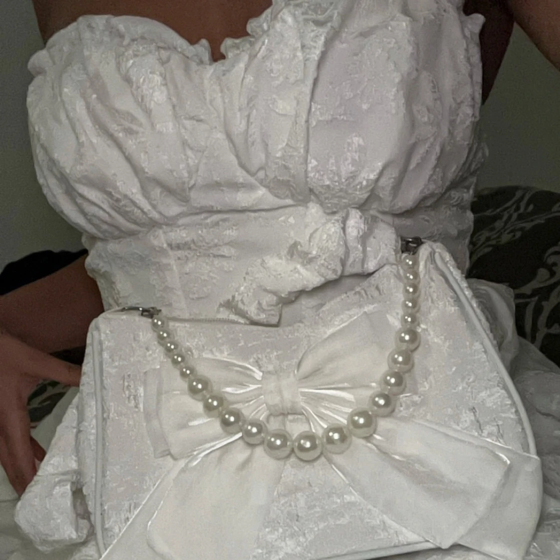 Vit axelbandslös klänning med blommigt mönster - 2