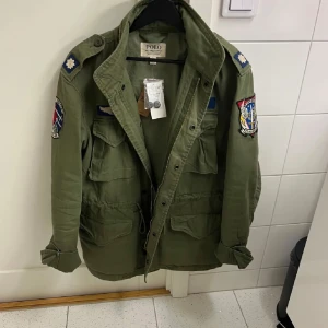 Ralph Lauren field jacka - Säljer nu denna tvär feta field jackan ifrån Ralph Lauren. Jackan är i storlek S men sitter mer som M. Den är helt ny med tags🌟bara att skriva vid eventuella frågor!