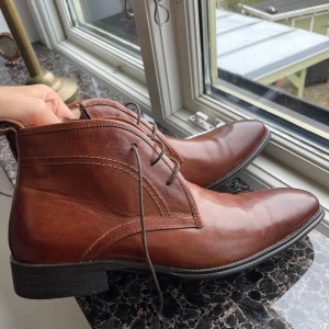 Skor från dahlin - Finskor från Dahlin by eberstål, använda 1 gång och är i nyskick🤎skorna är i äkta skinn Modell: hudson Nypris är 2125kr