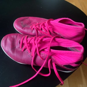 Futsalskor Adidas Nemeziz - Något använda men i bra skick. 