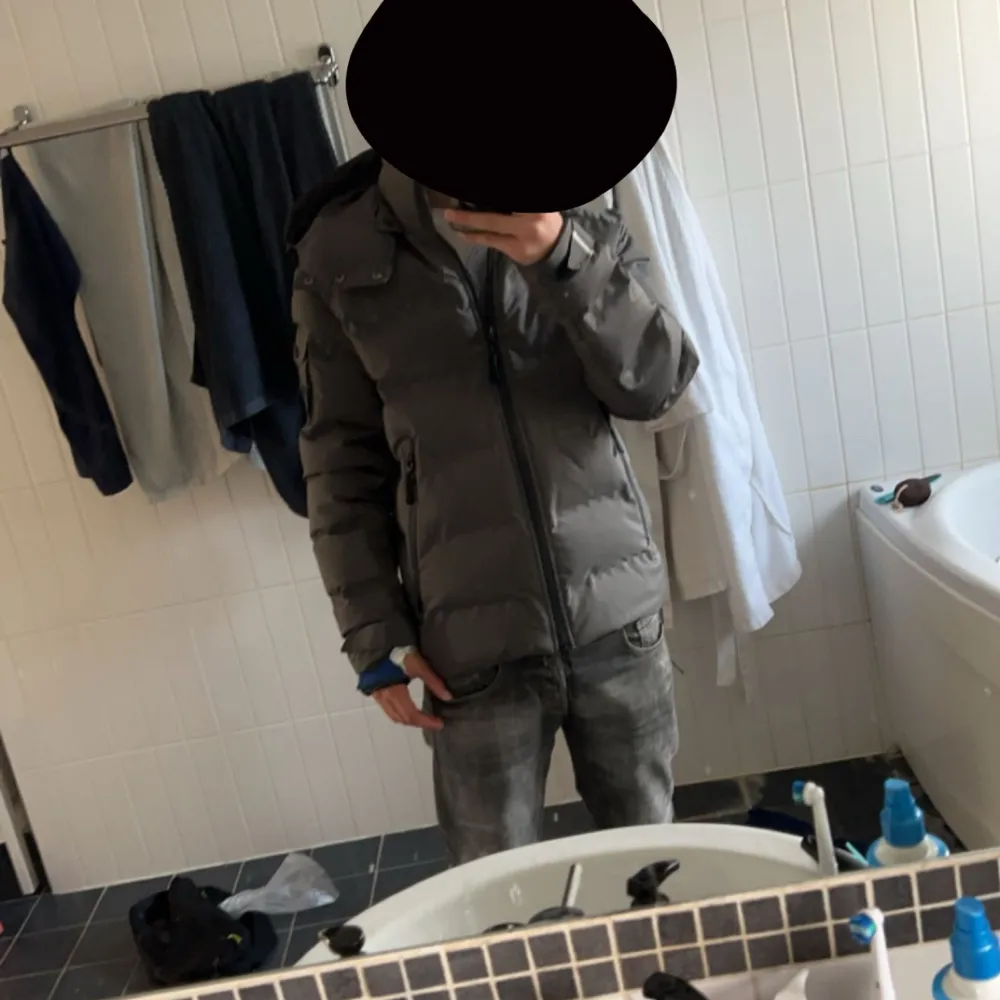 Säljer en stilren grå dunjacka från Amicci. Jackan är vatten tätt och mycket bra skick andvänd endast 2 3 gånger , köpte i England för 3500. Skriv för frågor eller funderingar . Takit.
