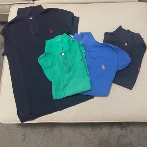 Ralph Lauren pikétröjor - Säljer ett set av stiliga pikétröjor från Ralph Lauren i olika färger: marinblå, grön och blå. Tröjorna har den klassiska broderade loggan på bröstet. Perfekta för en avslappnad och snygg look. Storlek 8-10 barn.