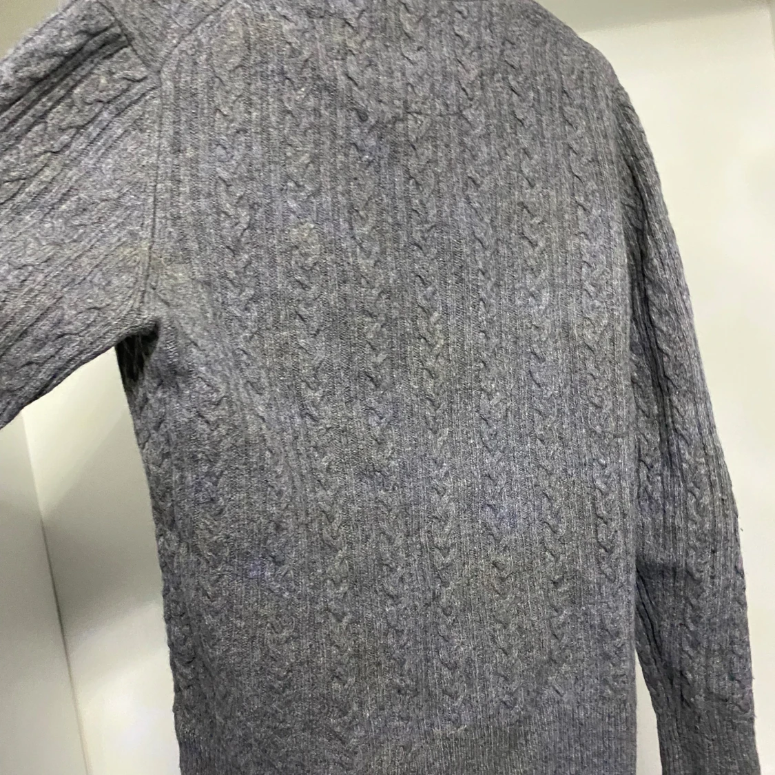 Grå stickad tröja - 1