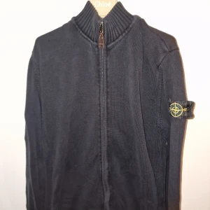 Stone island zip up - Tja folket! Säljer min stone island zip up här🙌 tar gärna byten✔️ original pris: 7000🥲 mitt pris: 499😱