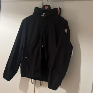 Moncler Windbreaker  - Säljer en snygg windbreaker från Moncler. Den är i väldigt bra skick utan några synliga defekter. Storlek 3, vilket motsvarar L men den sitter mer åt 2(M) hållet. Pris kan diskuteras. 