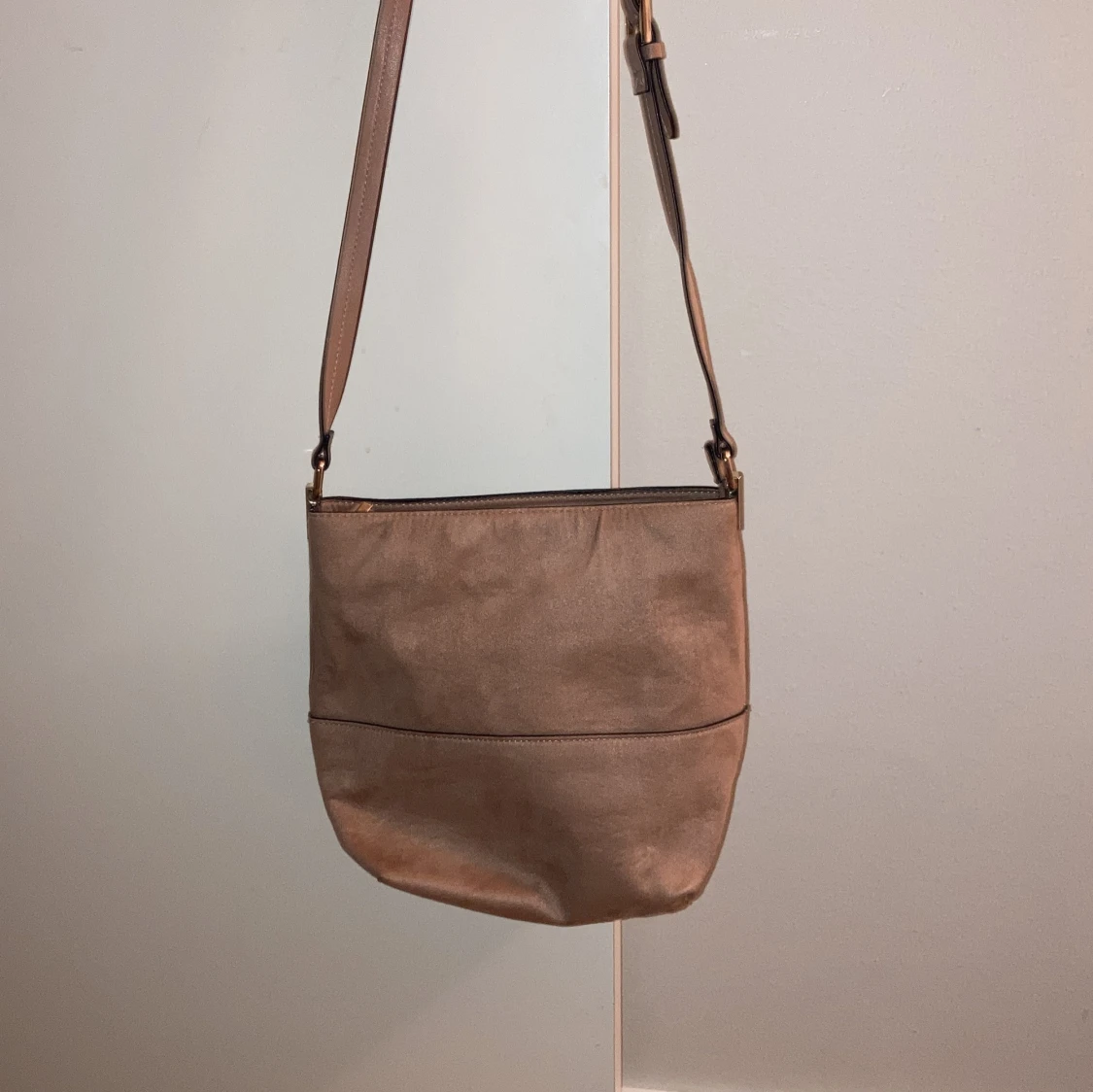 Beige axelväska med dragkedja