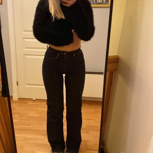 Blå jeans från ONLY - Super snygga blåa jeans från ONLY. De har en straight passform och en klassisk femficks design☺️💕  