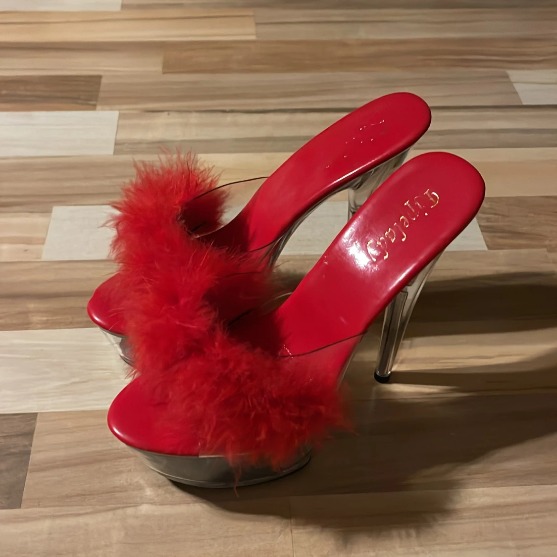 Röda klackskor med fjädrar - 1