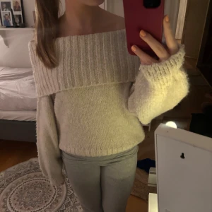 Beige offshoulder stickad tröja - Säljer en mysig beige stickad tröja med offshoulder-design👏🏻 Tröjan har långa ärmar och en bred ribbad kant vid axlarna💞 Perfekt för kyliga dagar när du vill vara både bekväm och trendig. Passar bra till jeans eller annat💓 Pris går att diskutera🙌🏻